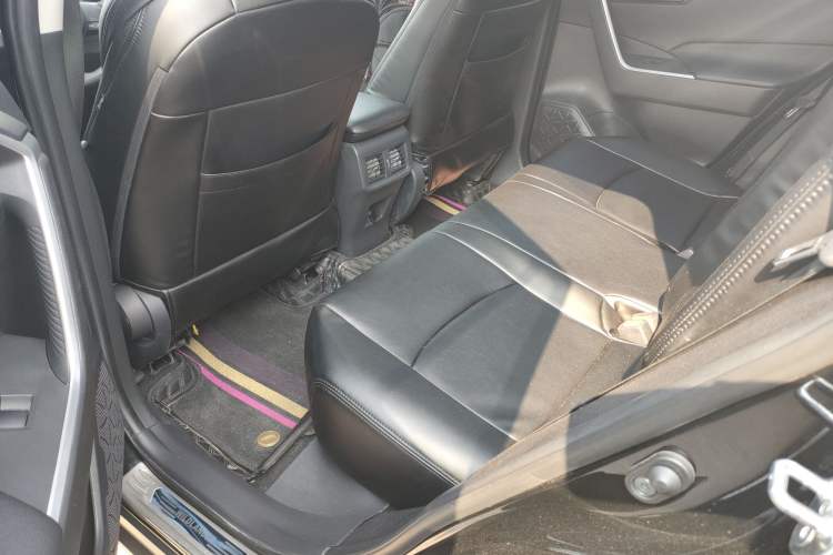 Used Toyota Wildlander 2022 Updated Version 2.0L CVT Two-Wheel Drive Leading Edition Left Rear Seat