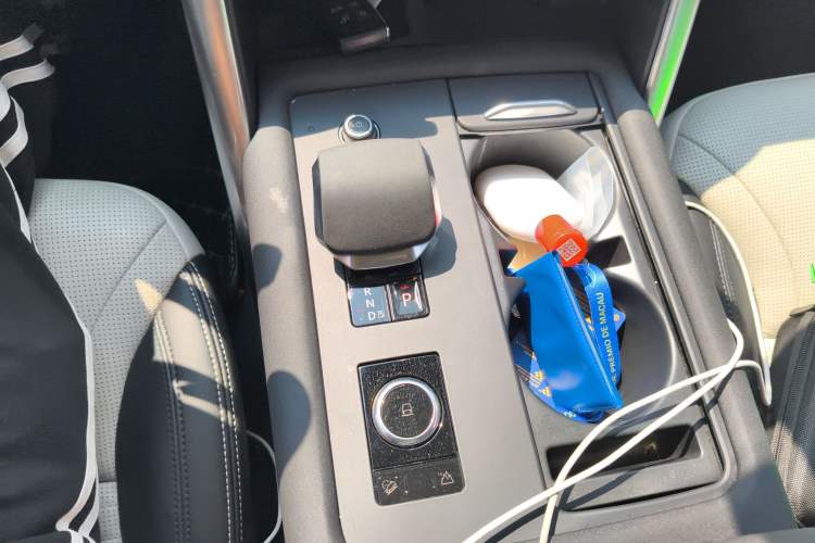 Used Land Rover Discovery 2024 360 PS Dynamic SE Gear Lever