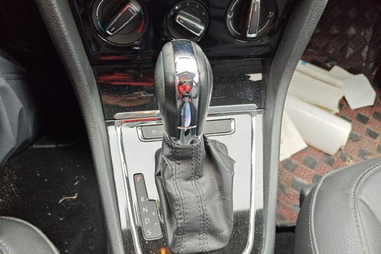 Used Volkswagen Bora 2013 1.6L Automatic Comfort Model Gear Lever