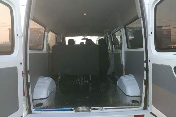 Used SAIC MAXUS Xintu V80 2025 Value Edition Aoyuntong 2.0T Manual Short Wheelbase Mid-Height 127 Ps 5/6 Seats
