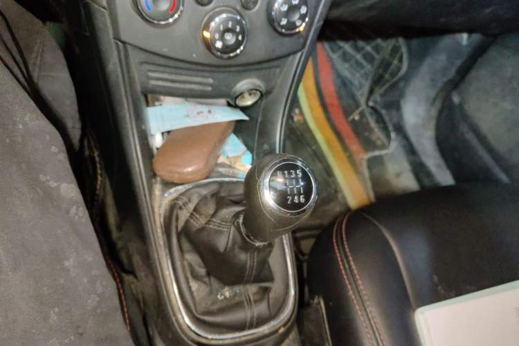 Used Chevrolet Trax 2016 1.4T Manual Two-Wheel Drive Comfort Version with Sunroof Gear Lever