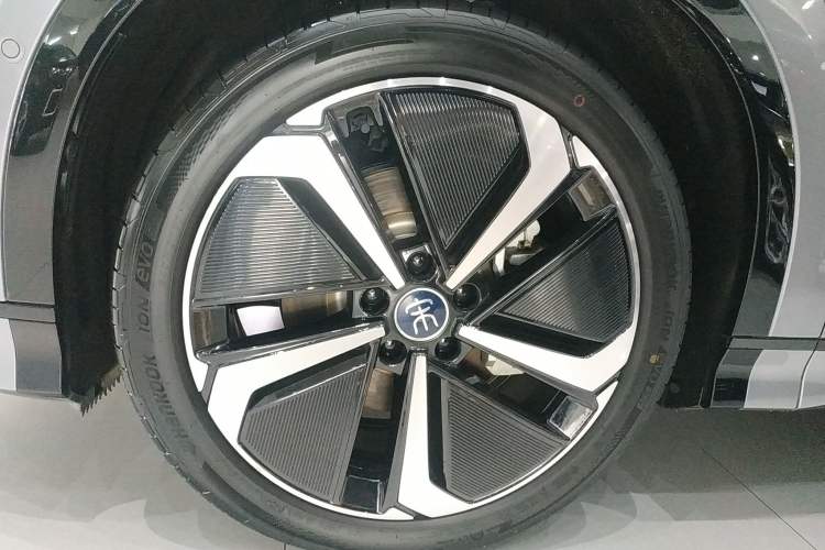 Used BYD Song L EV 2024 662 km Excellence Version Left Front Wheel Hub