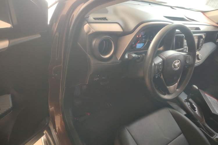 Used Toyota RAV4 2015 2.0L CVT Two-Wheel Drive Fashion Edition