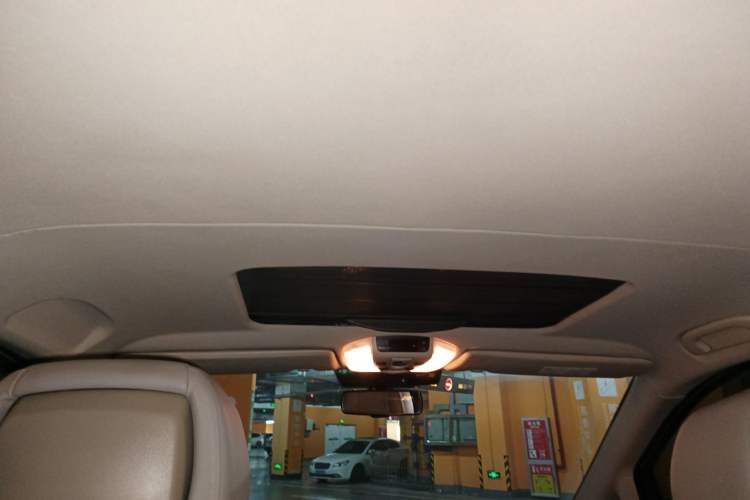 Used Mercedes-Benz Viano 2013 3.0L Hospitality Edition Headliner