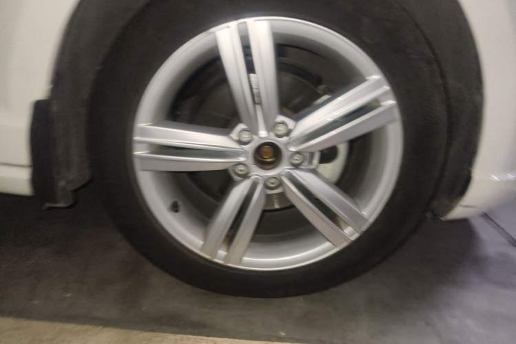 Used Volkswagen Lamando 2015 280TSI DSG Comfort Edition Right Front Wheel Hub