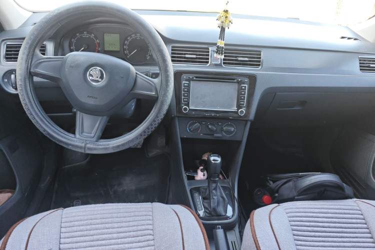 Used Skoda Rapid Spaceback 2014 1.6L Automatic Enjoyment Edition Center Console