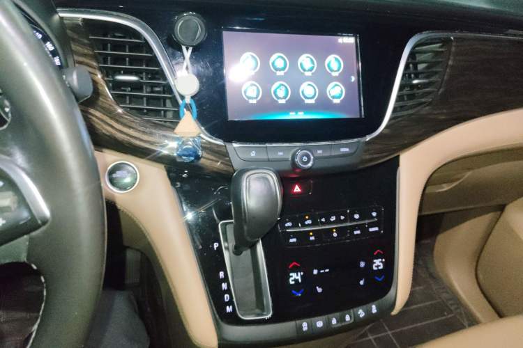 Used Buick GL8 2017 ES 28T Luxury Model China V Standard Audio And AC Panel