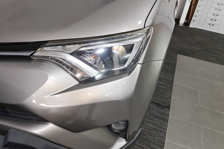 Used Toyota RAV4 2019 2.0L CVT Two-Wheel Drive Luxury Version China VI Standard
