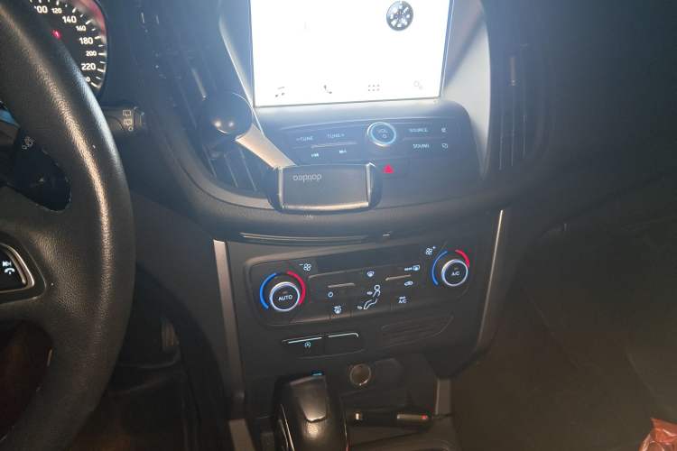 Used Ford Kuga 2019 EcoBoost 180 Two-Wheel-Drive Platinum Edition China V Standard Audio And AC Panel