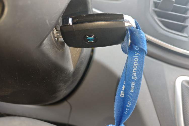 Used SAIC MAXUS Xintu V80 2021 2.0T Manual Classic Aoyuntong 127 PS Mid-axle Mid-roof 6/7/8/9-Seater Vehicle Key