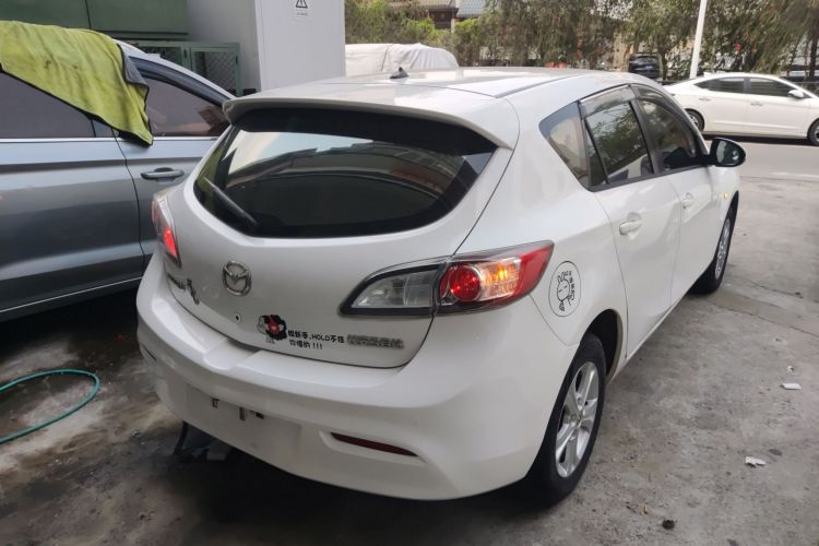 Used Mazda 3 2015 Hatchback 1.6L Manual Comfort Edition Exterior 3