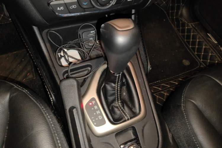 Used Jeep Cherokee 2016 2.4L Leading Smart Version
