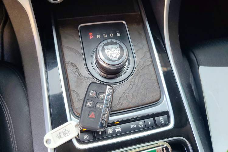 Used Jaguar XFL 2017 XFL 2.0T 200PS Windflower Edition Gear Lever