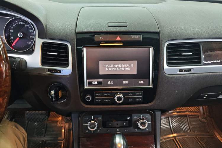 Used Volkswagen Touareg 2011 3.0 TDI Diesel Comfort Version Audio And AC Panel