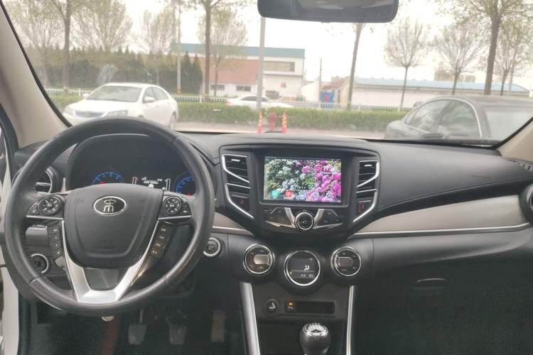 Used BYD Song 2016 GaiShi Edition 1.5TI Manual Elite Model Center Console