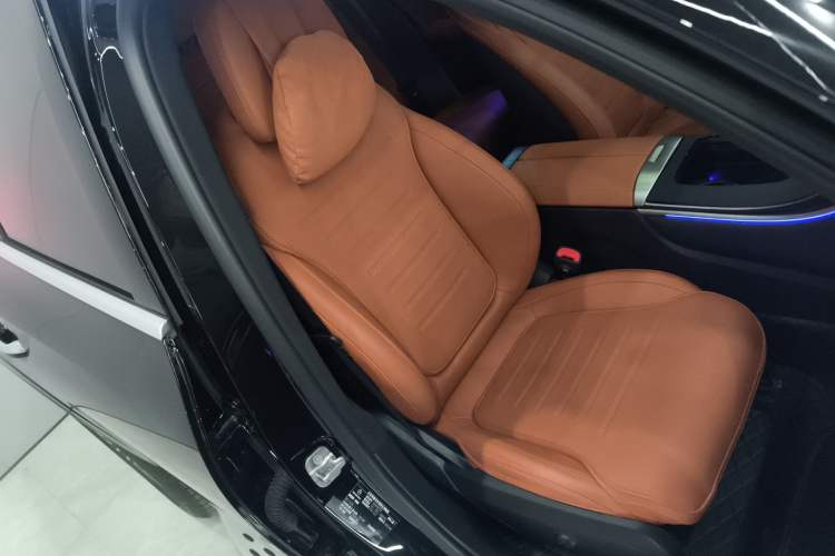 Used Mercedes-Benz GLC 2025 Refreshed GLC 300 L 4MATIC Dynamic Version 5 Seats Right Front Seat