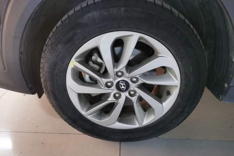 Used Hyundai Tucson 2015 1.6T Dual-Clutch Two-Wheel-Drive Smart Model Left Front Wheel Hub