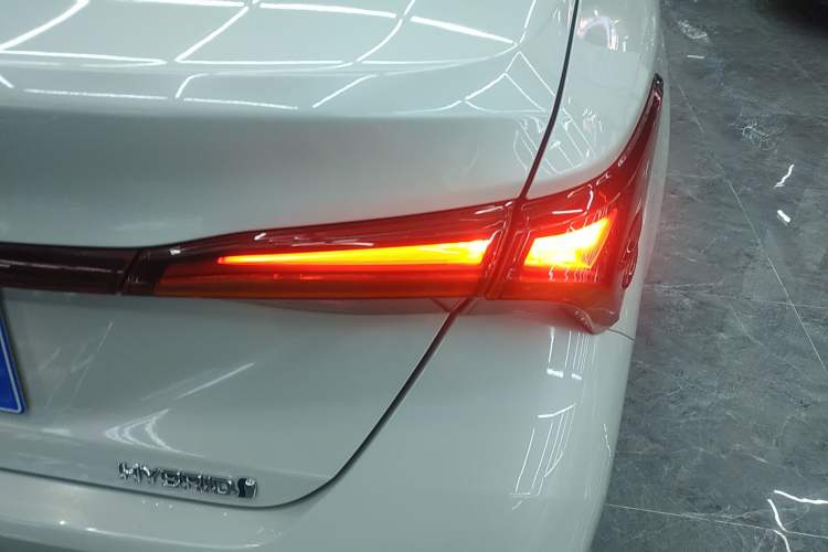 Used Toyota Avalon 2019 Dual-Engine 2.5L Luxury Edition China VI Standard