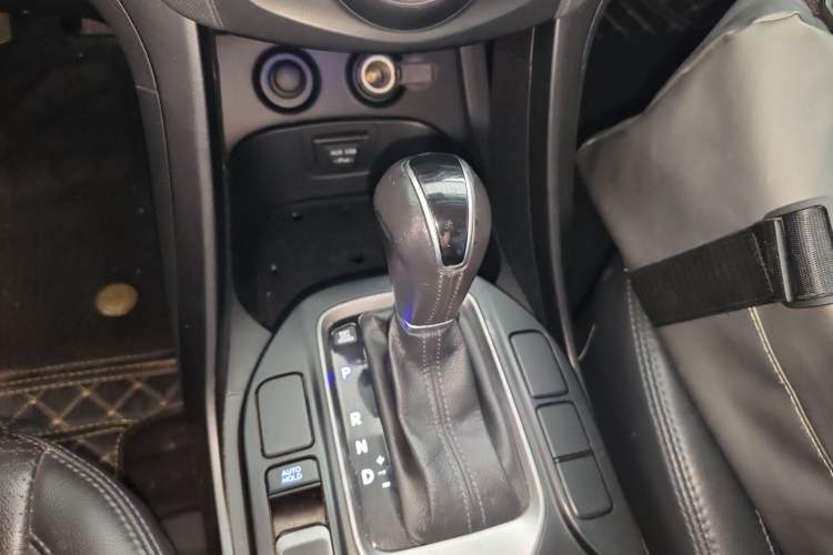 Used Hyundai Santa Fe 2013 2.4L Automatic Two-Wheel Drive Smart Version Gear Lever