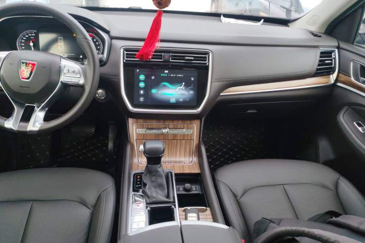 Used Roewe RX8 2018 30T Smart Connectivity Two-Wheel Drive Flagship Edition Audio And AC Panel