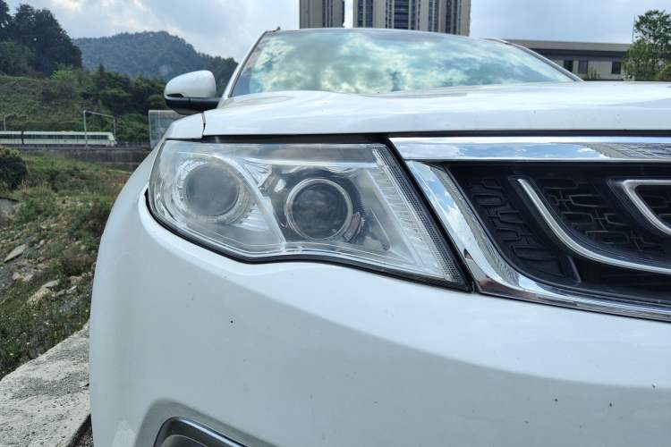 Used Geely Auto Emgrand X7 Sport 2018 1.8TD Automatic Two-Wheel Drive Smart Connect 4G Internet Edition Right Front Headlight