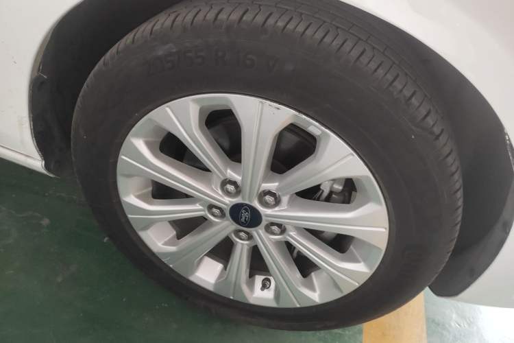 Used Ford Escort 2015 1.5L Automatic Fashion Model Right Front Wheel Hub