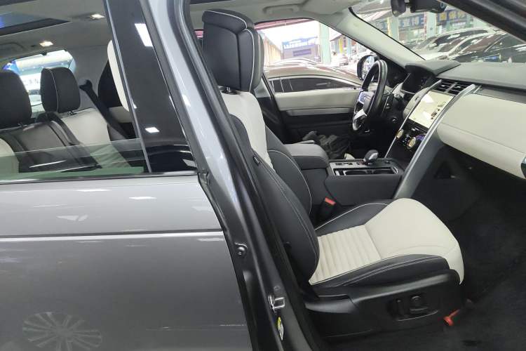 Used Land Rover Discovery 2021 360 PS R-Dynamic HSE Right Front Seat