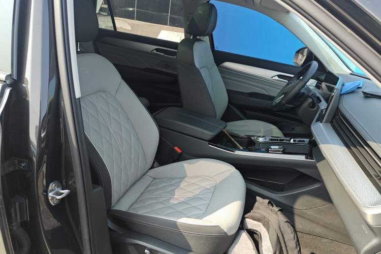 Used Volkswagen Tavendor 2024 Facelifted 380TSI All-Wheel Drive R-Line Cruise Premium Edition