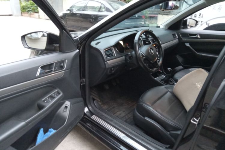 Used Volkswagen Lavida 2015 1.6L Manual Comfort Edition
