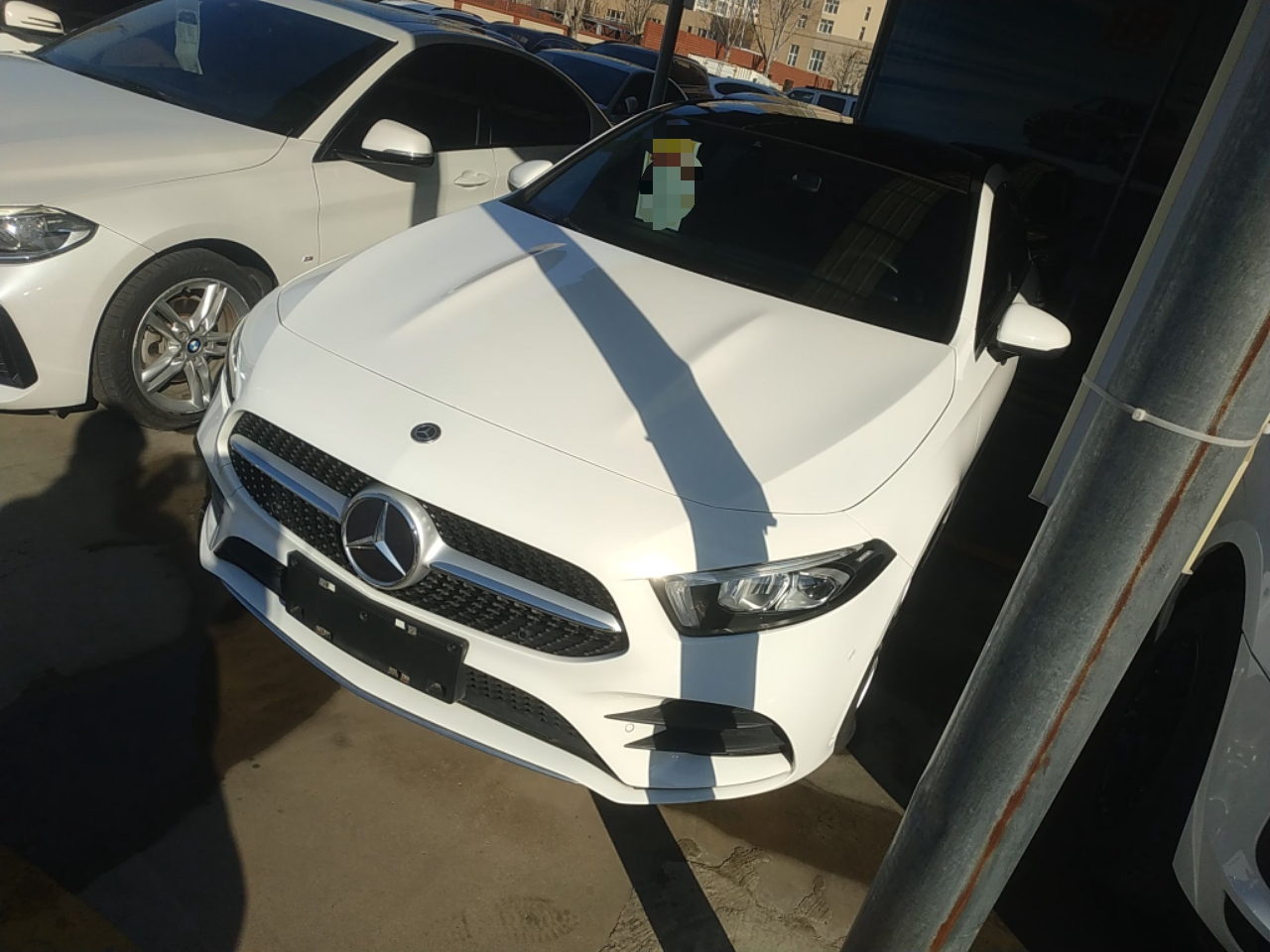 Под передней частью автомобиля