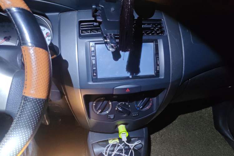 Used Nissan Livina 2010 Jingrui Edition 1.6L Manual Standard Model Audio And AC Panel