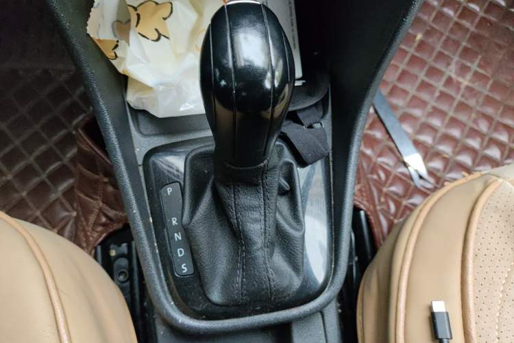 Used Volkswagen Santana 2015 1.6L Automatic Fashion Edition Gear Lever