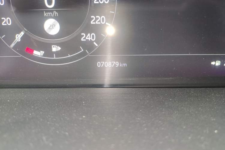 Used Land Rover Range 2020 3.0 L6 Long-Wheelbase Legacy Odometer Close Up