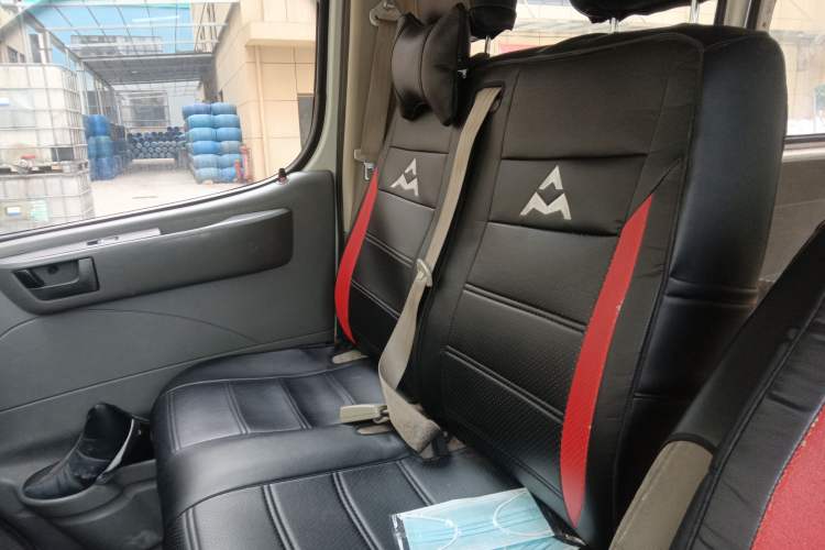 Used SAIC MAXUS Xintu V80 2014 2.5T Aotuntong Short Wheelbase Mid-Roof Model