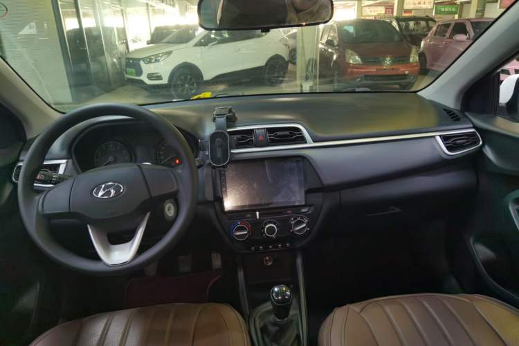 Used Hyundai Verna (older generation) 2017 1.4L Manual Refreshed Version China VI Standard Center Console