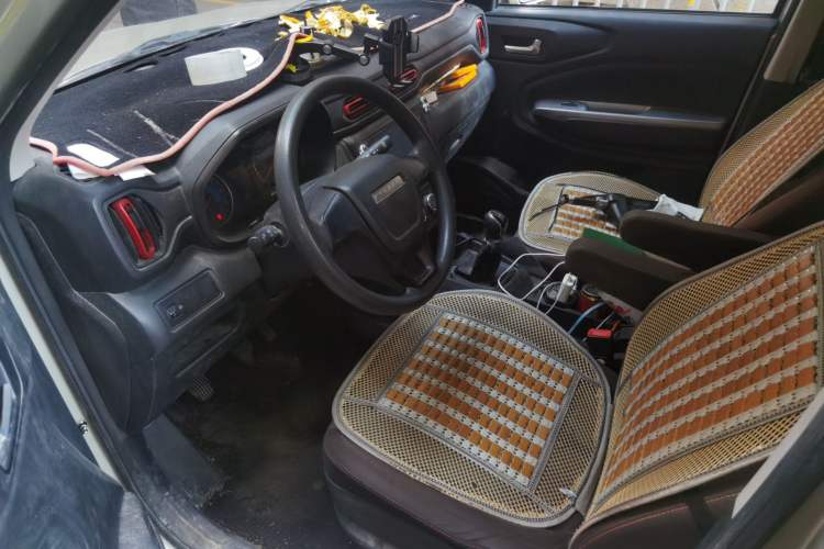 Used Dongfeng Fengon 380 2022 1.5L Comfort-Class Passenger Vehicle (Steel Spring) with 8 Seats