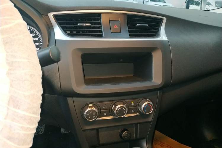 Used Nissan Sylphy 2024 Restyled Version 2 Classic 1.6XE CVT Comfort Edition Audio And AC Panel