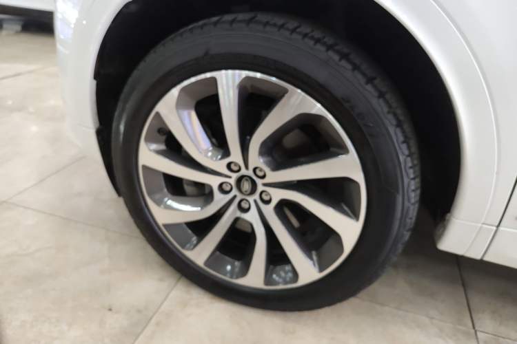 Used Land Rover Discovery Sport 2020 249 PS R-Dynamic Performance Edition Left Front Wheel Hub