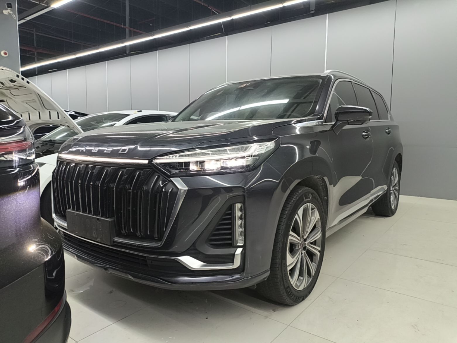 Под передней частью автомобиля