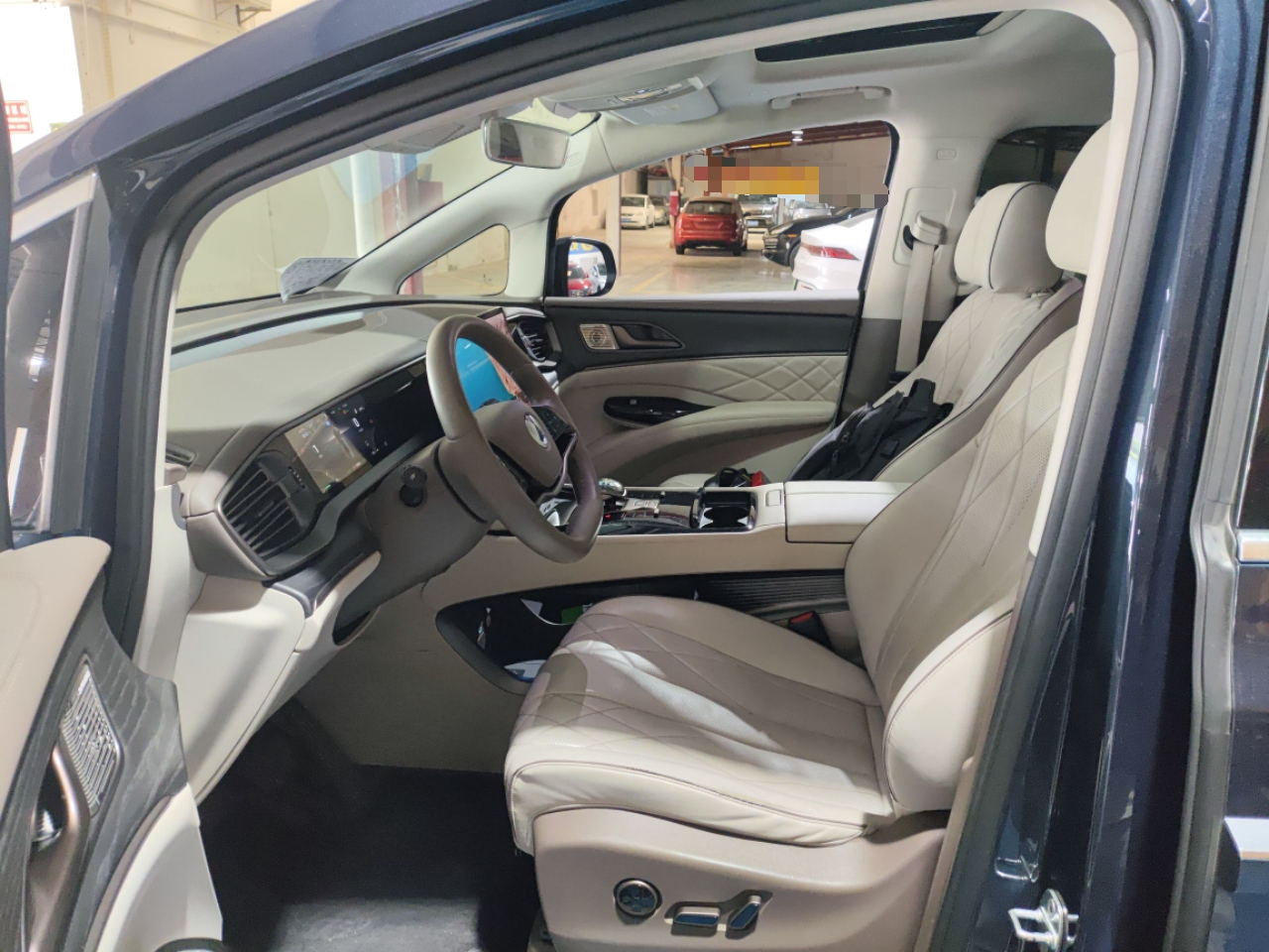 Переднее сиденье в автомобиле