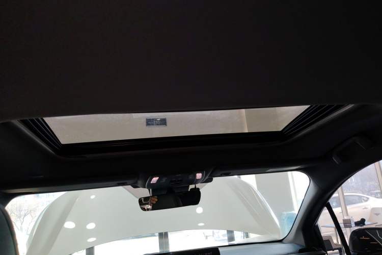 Used Toyota Sienna 2023 2.5L Hybrid Deluxe Edition
