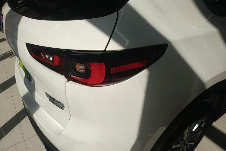 Used Mazda CX-5 2024 2.0L Automatic Two-Wheel Drive Comfort Version Right Rear Taillight