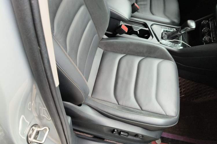 Used Volkswagen Tiguan L 2021 330TSI Automatic Two-Wheel Drive R-Line Enhanced Edition Right Front Seat