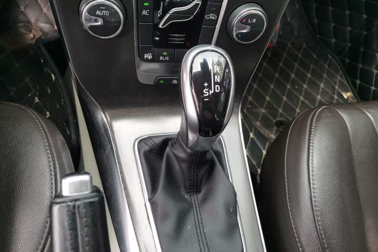 Used Volvo V40 2014 2.0T Zhiya Edition
