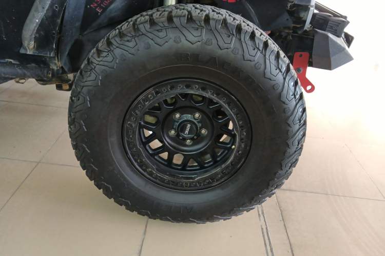 Used Jeep Wrangler 2015 3.0L Sahara Four-Door Edition Right Front Wheel Hub