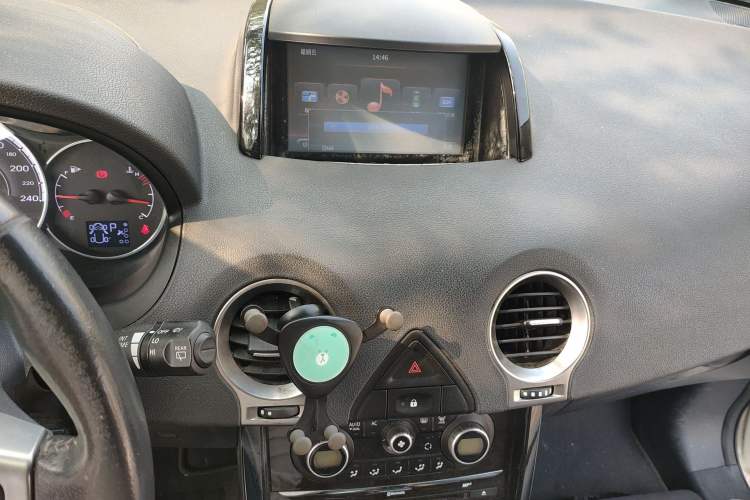 Used Renault Koleos 2015 2.5L Two-Wheel Drive Comfort Edition Audio And AC Panel