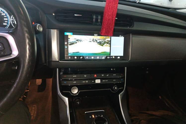 Used Jaguar XFL 2018 XFL 2.0T 250 PS Luxury Edition Audio And AC Panel