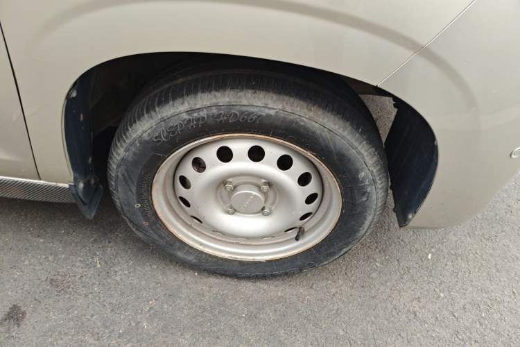 Used Dongfeng Fengon 380 2022 1.5L Luxury Edition Passenger Vehicle 5 Seats Right Front Wheel Hub