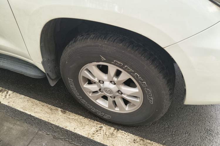 Used Toyota Land Cruiser 2012 4.0L Automatic VX Right Front Wheel Hub