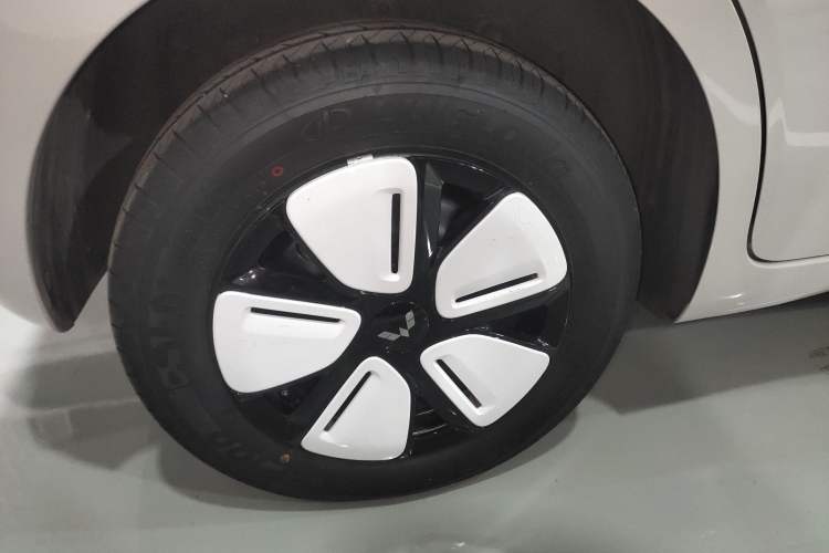 Used Wuling Hongguang MINIEV 2025 Four-Door Version Zhenxiang+ Edition Right Rear Wheel Hub